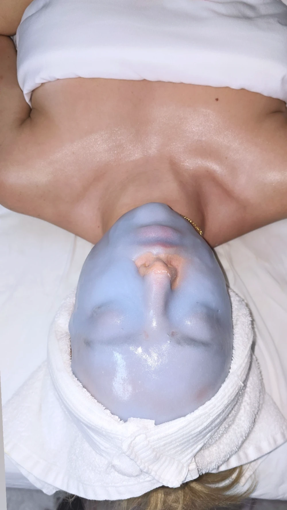 Jelly mask applied after professional facial treatment to support post-procedure skin recovery